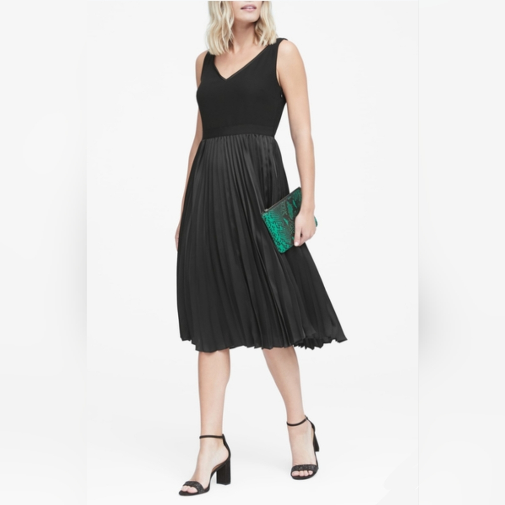 Banana Republic Black V Neck Dress Pleated Skirt Size 12 NWOT